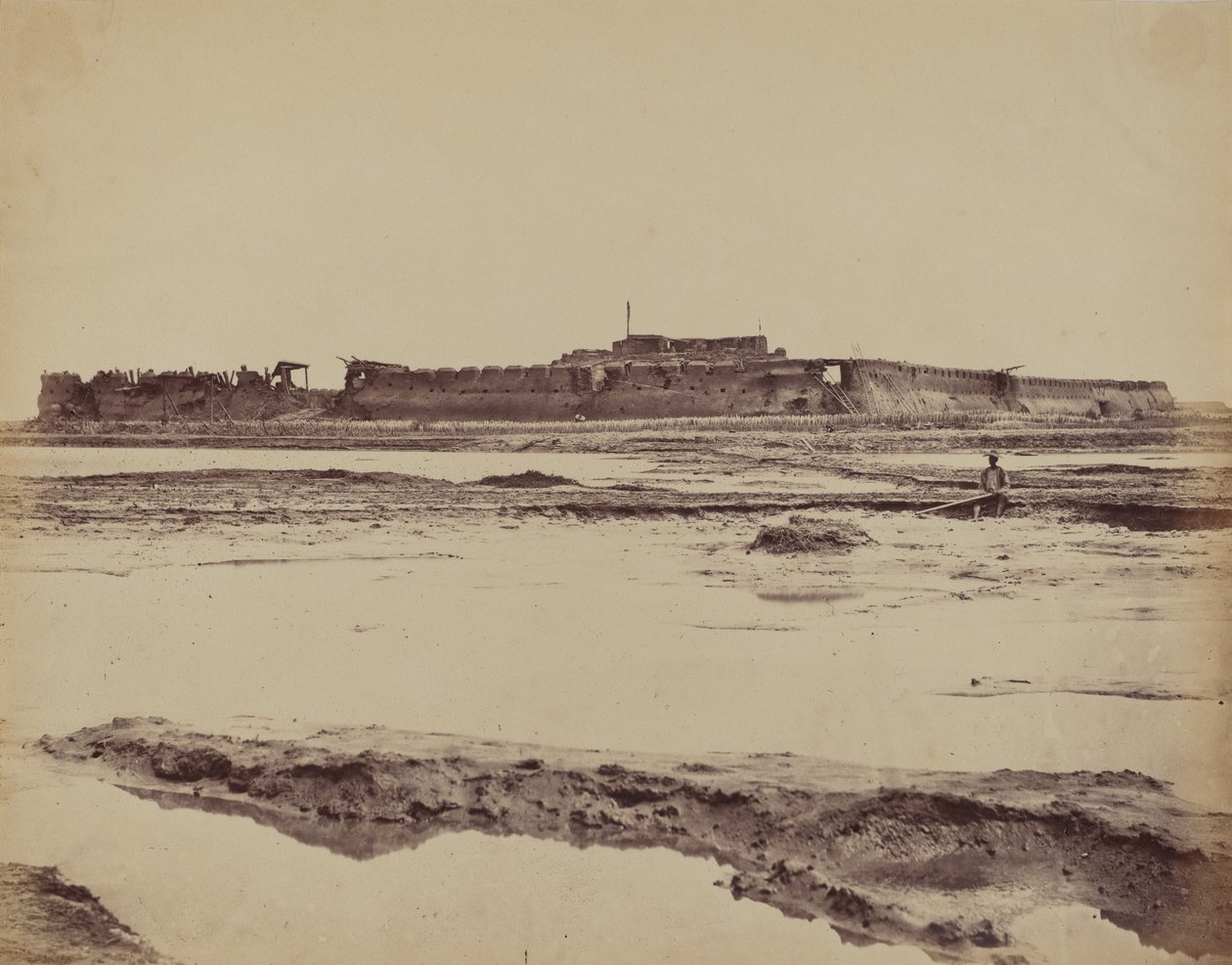 Ydersiden af North Taku Fort ved Peiho-floden, viser den engelske og franske indgang, 21. august 1860. af Felice Beato
