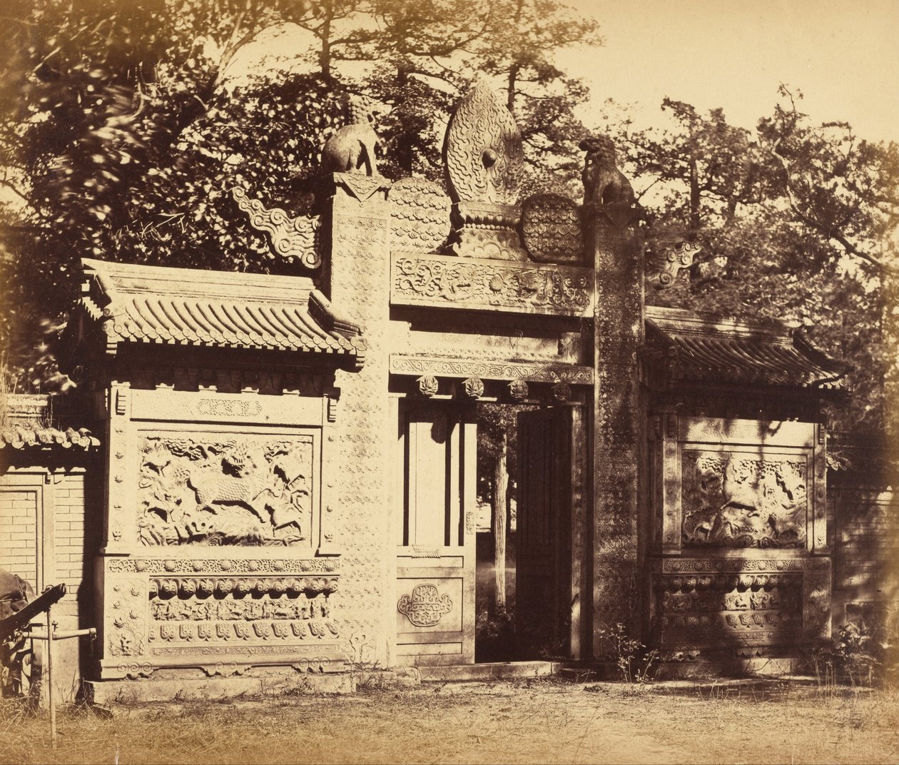 Udvendigt af gravdepotet, nær Pekin, oktober 1860 af Felice Beato