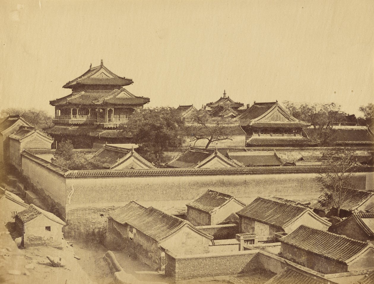 Første udsigt over Peking set fra Antin-porten, oktober 1860 af Felice Beato