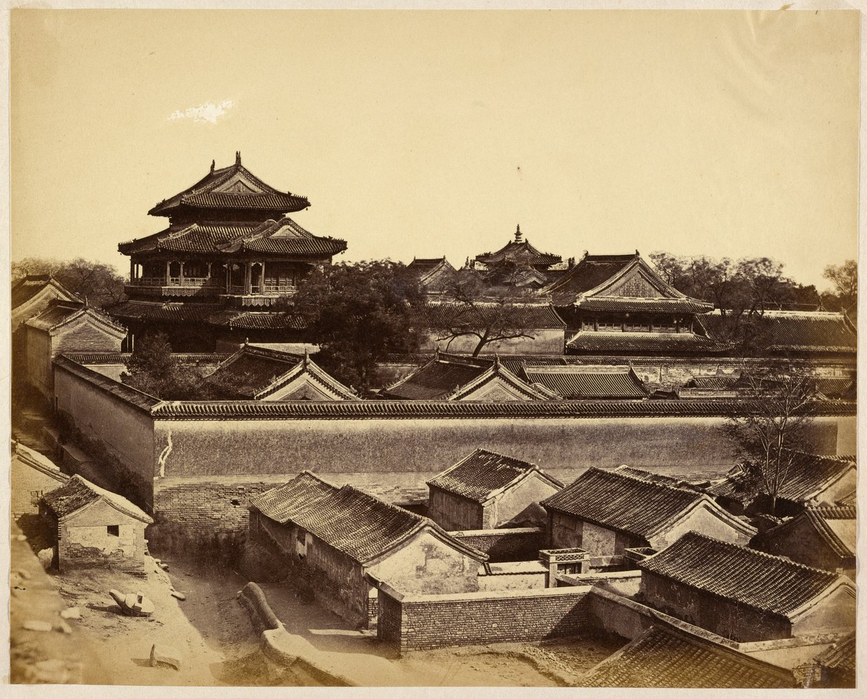 [Første udsigt set i Peking taget fra Anting Gate]. af Felice Beato
