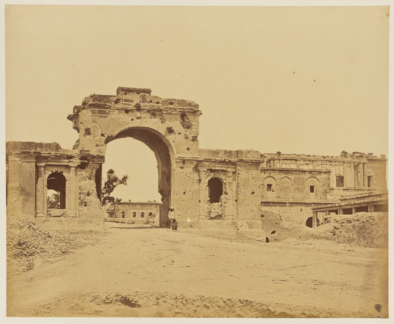 [Port, der fører ind til residensen, almindeligvis Bailee Guard Gate, holdt af oberstløjtnant R.H.M. Aitken fra 13. bengalske infanteri]. af Felice Beato