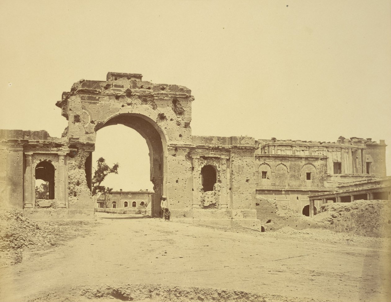 Gateway, der fører ind i The Residency, almindeligvis Bailee Guard Gate, afholdt af oberstløjtnant R.H.M. Aitken, fra den 13. bengalske indfødte af Felice Beato