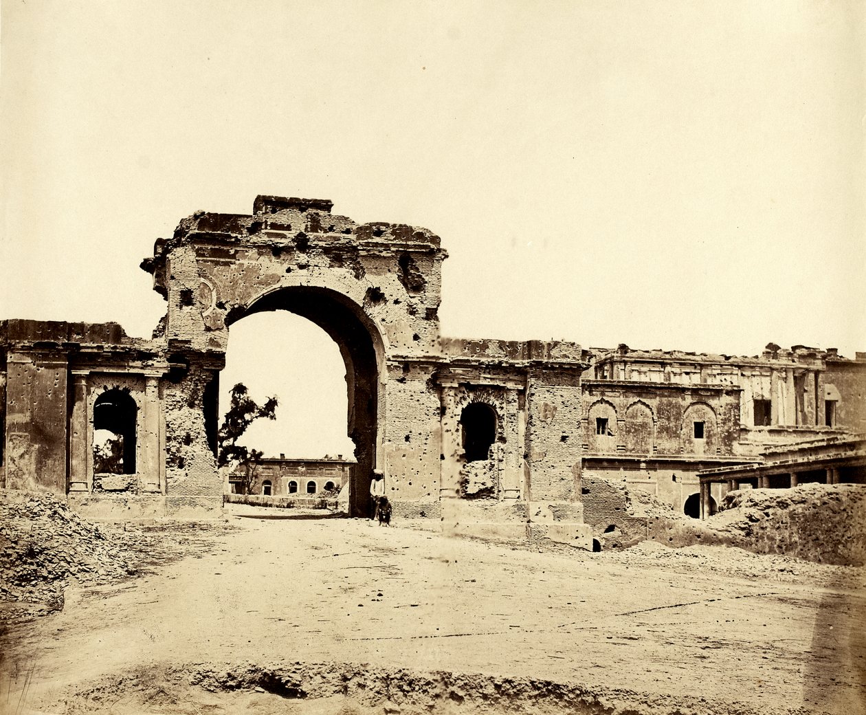 Port, der fører ind til Residency, Lucknow, 1858 af Felice Beato