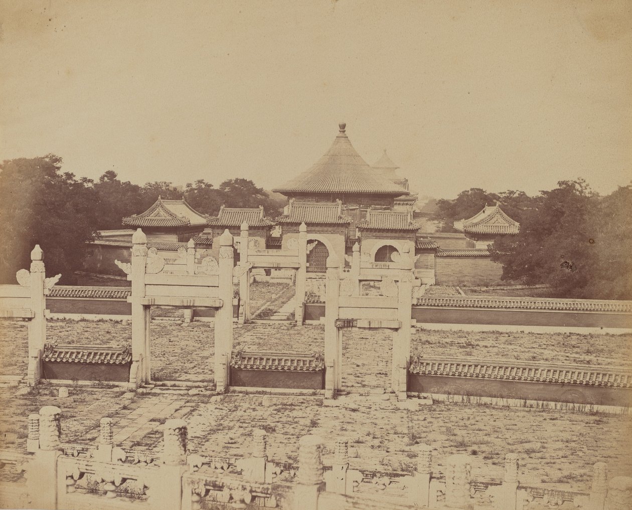 Interiør og buer i Himlens Tempel, hvor kejseren ofrer en gang om året, i den kinesiske by Pekin, oktober 1860 af Felice Beato