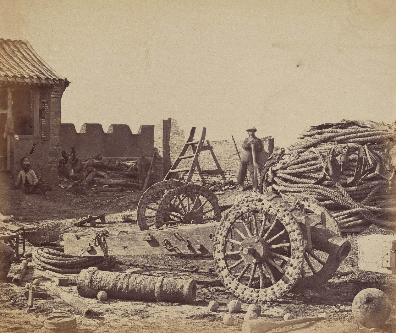 Interiør af Pehtang Fort viser magasinet og træpistolen, 1. august 1860, 1860. af Felice Beato