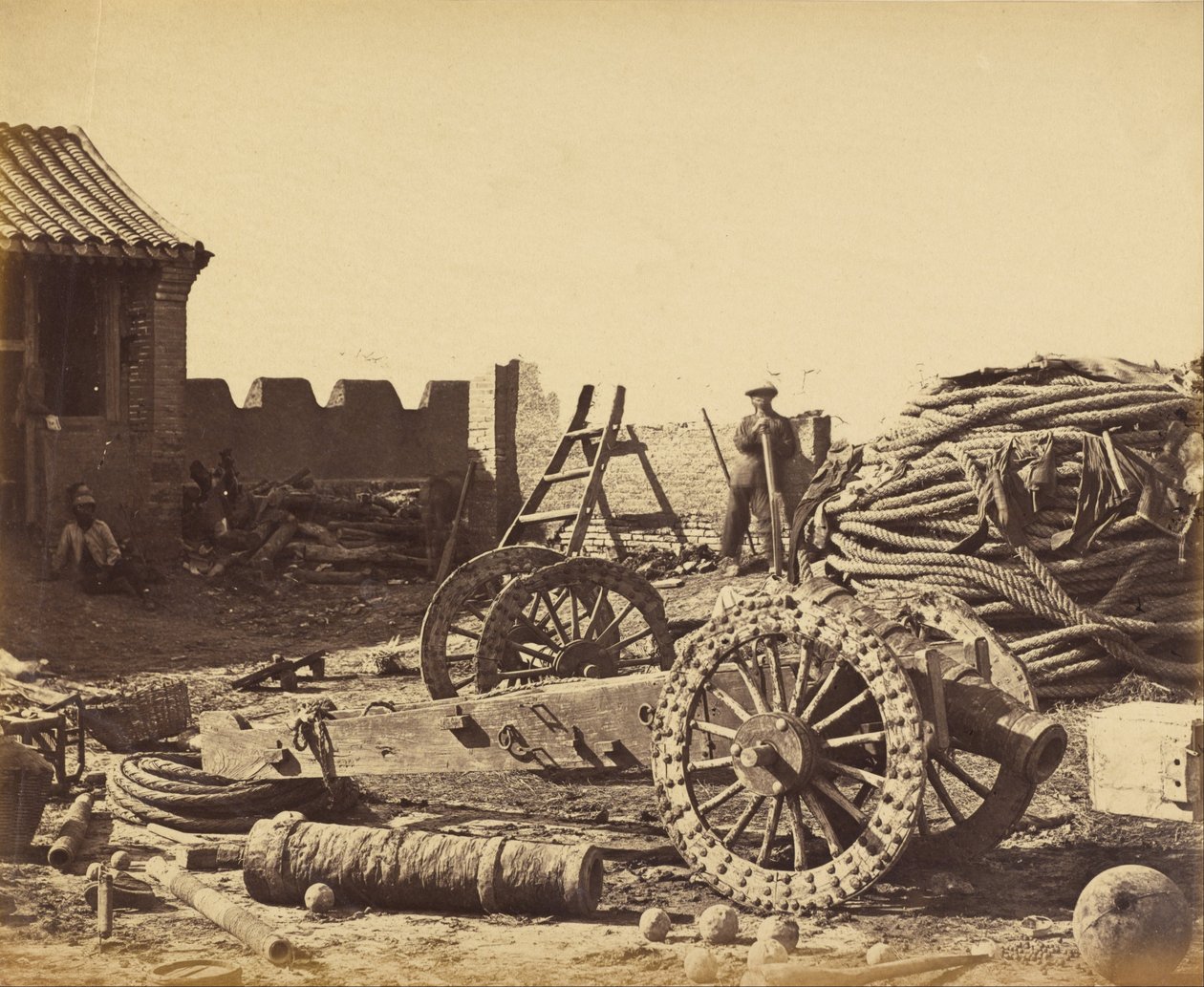 Interiør i Pehtang Viser magasinet og træpistol, 1. august 1860 af Felice Beato