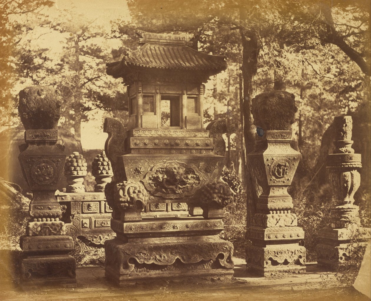 Interiøret i graven på depotet nær Pekin, oktober 1860 af Felice Beato