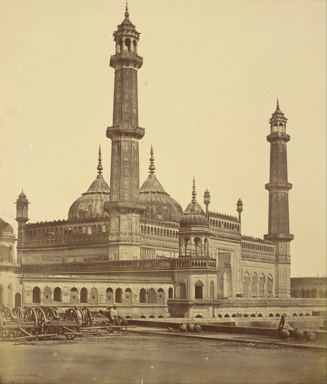Moske inde i Asophoo Dowlahs Emambara, bruges nu som et hospital af Felice Beato