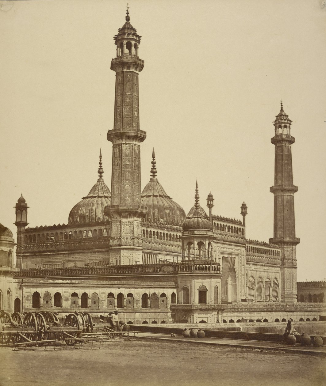 [Moske i Asaf-ud Dawlahs Emambara eller grav, nu brugt som hospital, Lucknow]. af Felice Beato