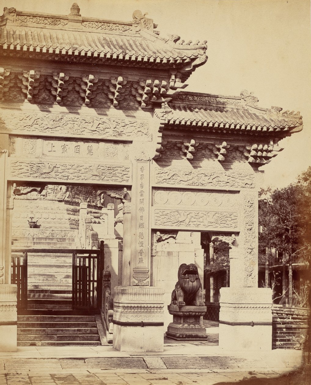 En del af indgangen til Lama-templet nær Pekin, oktober 1860 af Felice Beato