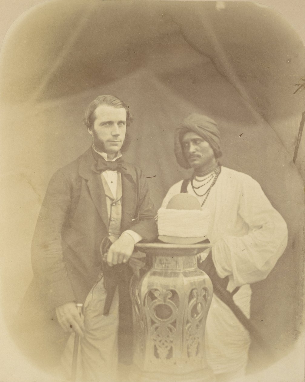 Portræt af J.D. Forsyth, Esq., C.S. Sec., Øverstkommanderende i Oude med sin indiske tjener af Felice Beato