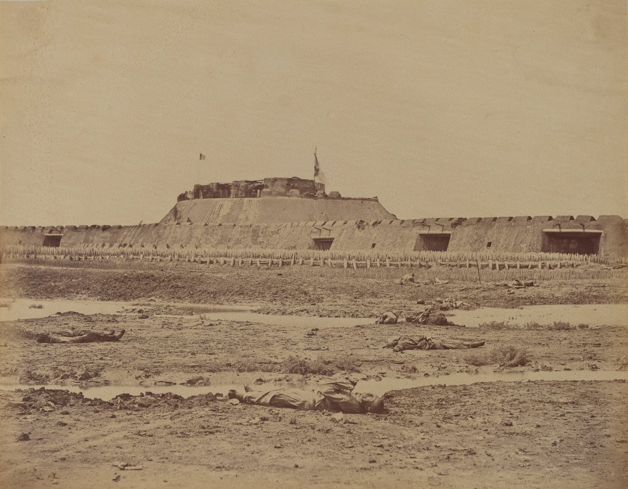 Bagsiden af det nordlige fort efter dets erobring, viser tilbagetrækningen af den kinesiske hær, 21. august 1860 af Felice Beato