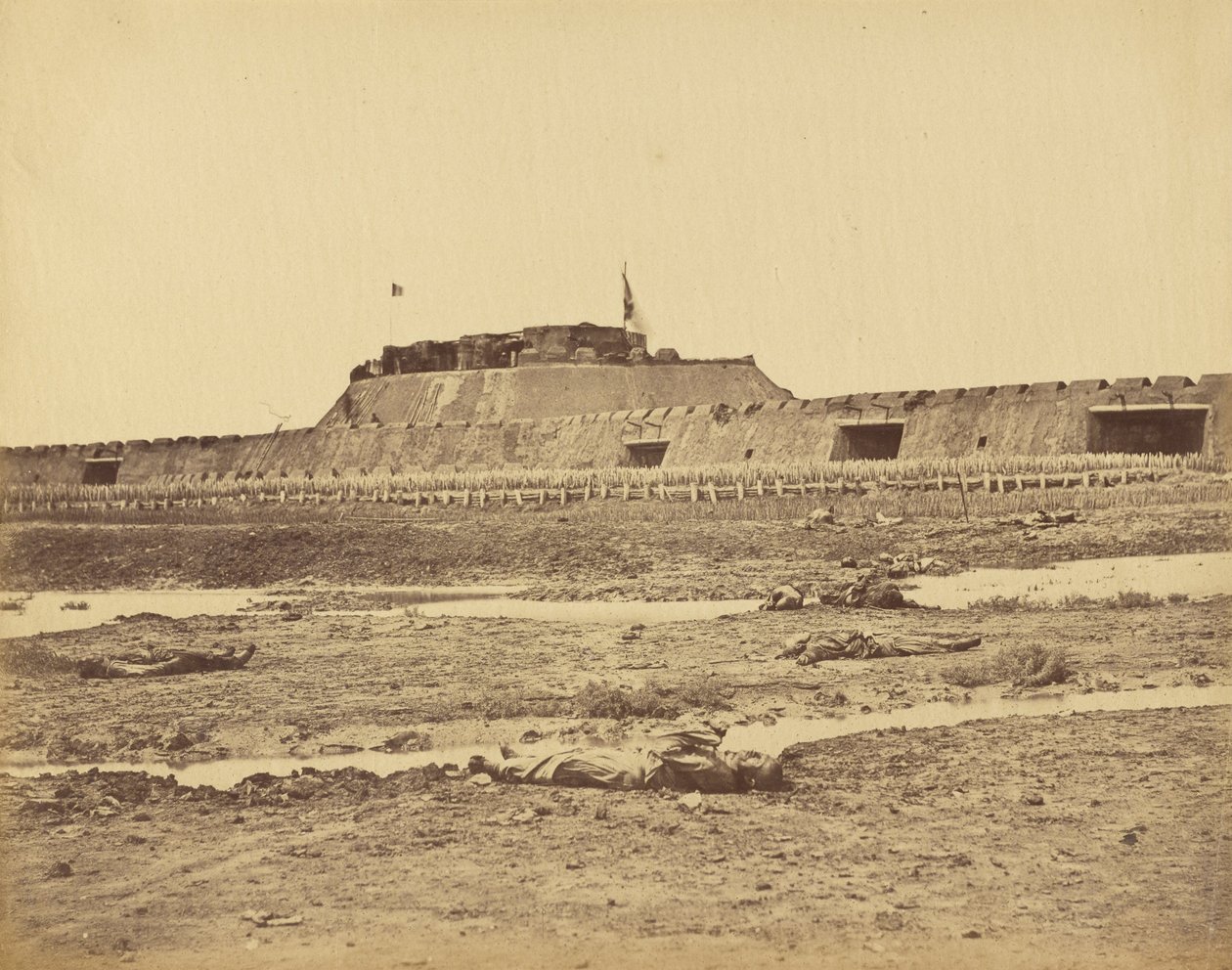 Bag på det nordlige fort, der viser tilbagetrækning af den kinesiske hær, 21. august 1860 af Felice Beato