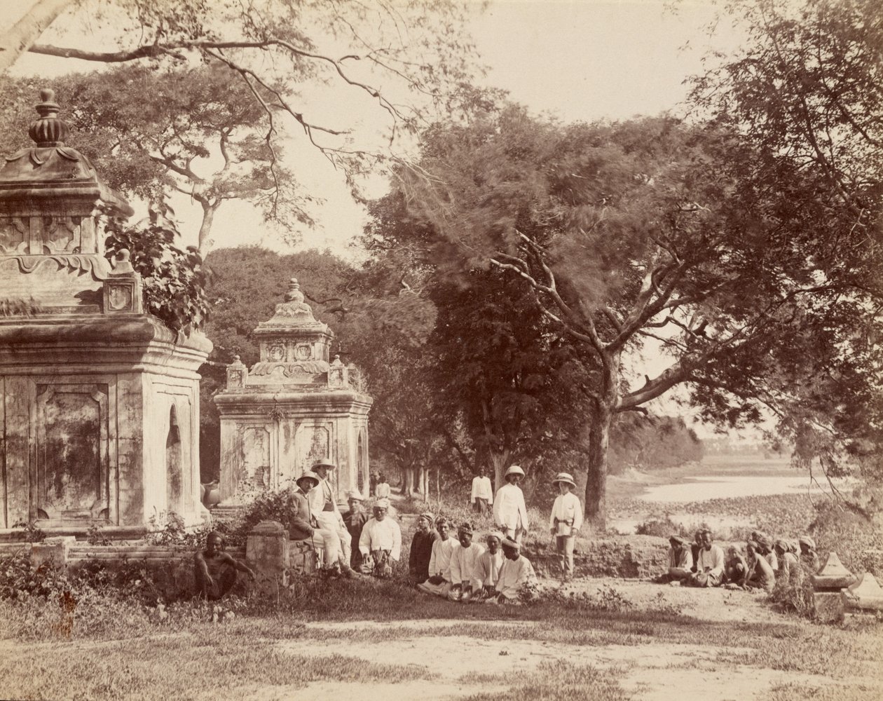 Royal Tank ved Shwebo med civil gruppe af Felice Beato