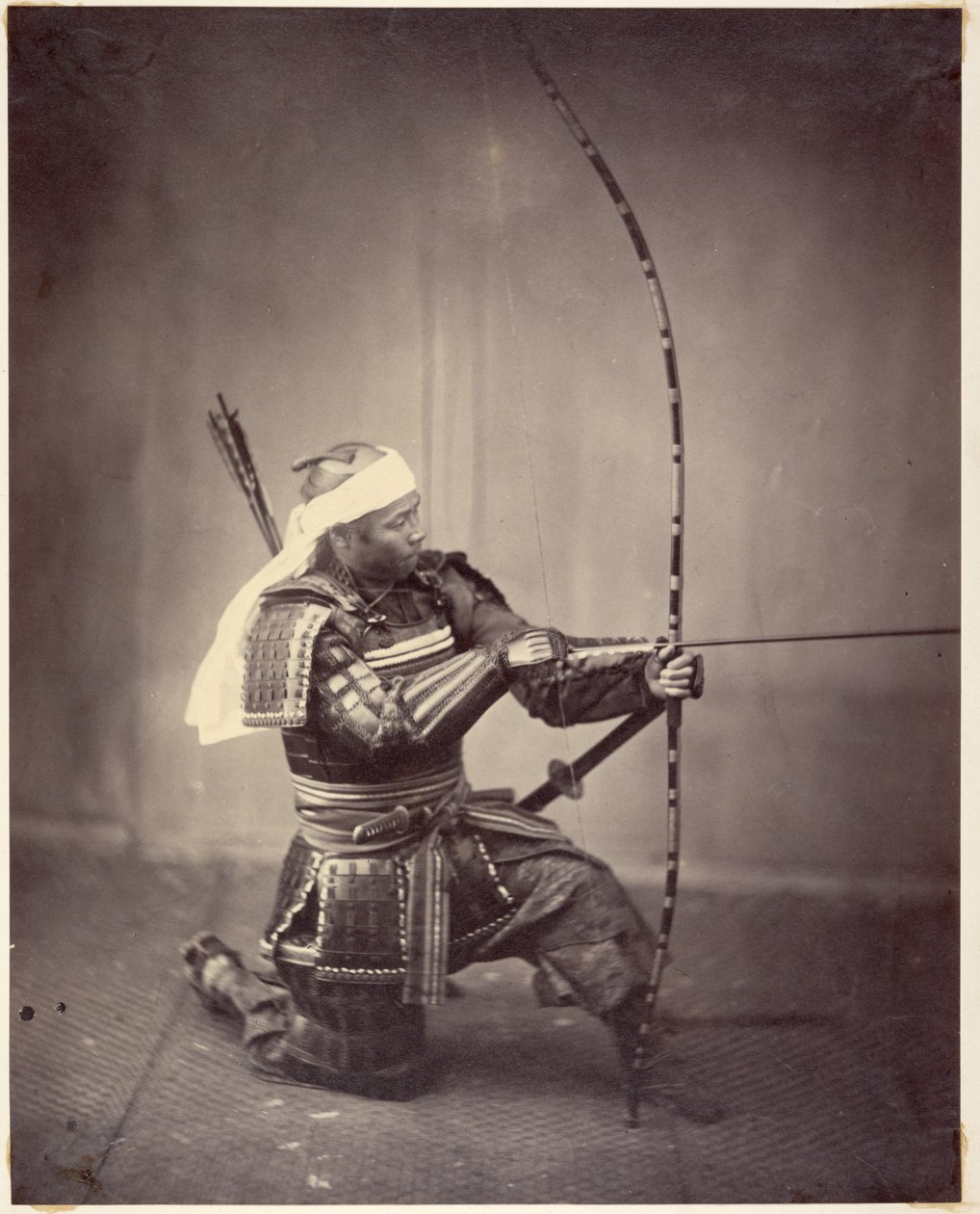 Samurai med langbue af Felice Beato