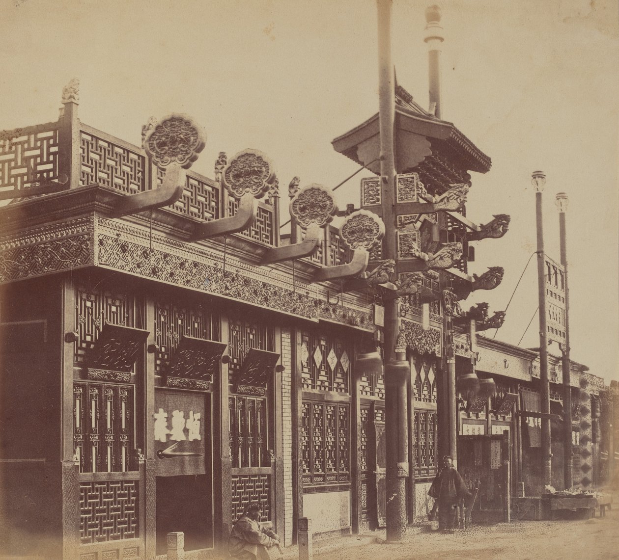Butikker og gade, den kinesiske by Pekin, oktober 1860, 1860. af Felice Beato