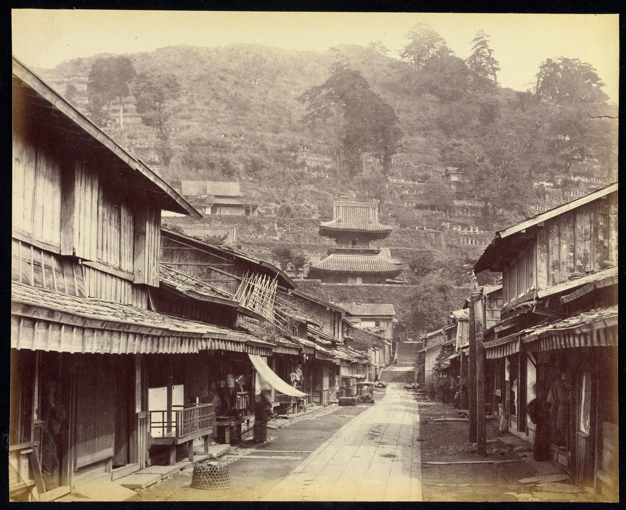 Temple Street, Native Town, Nagasaki af Felice Beato