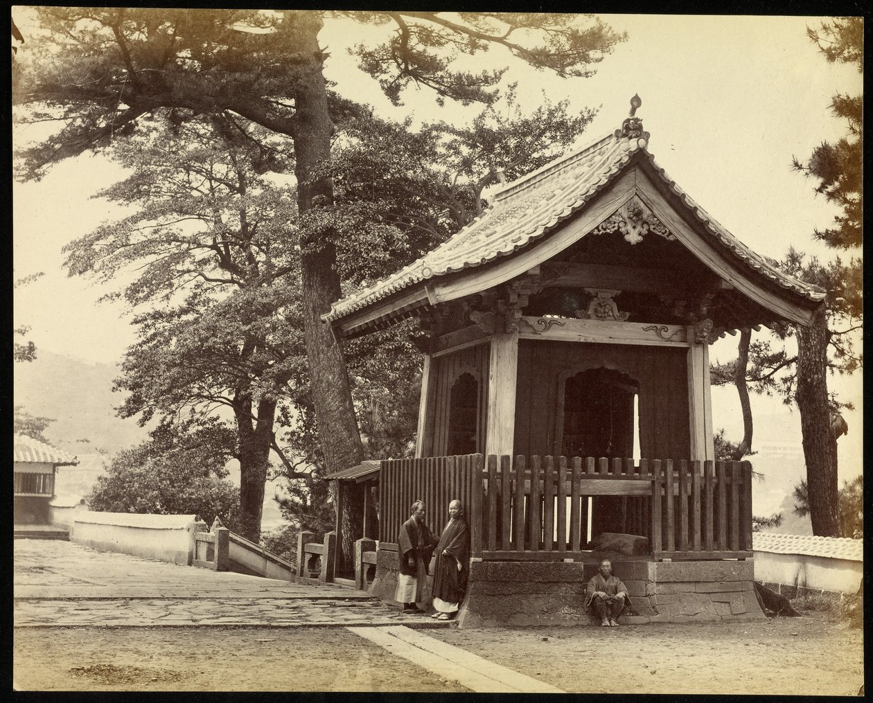 Tempel i byen Nagasaki af Felice Beato