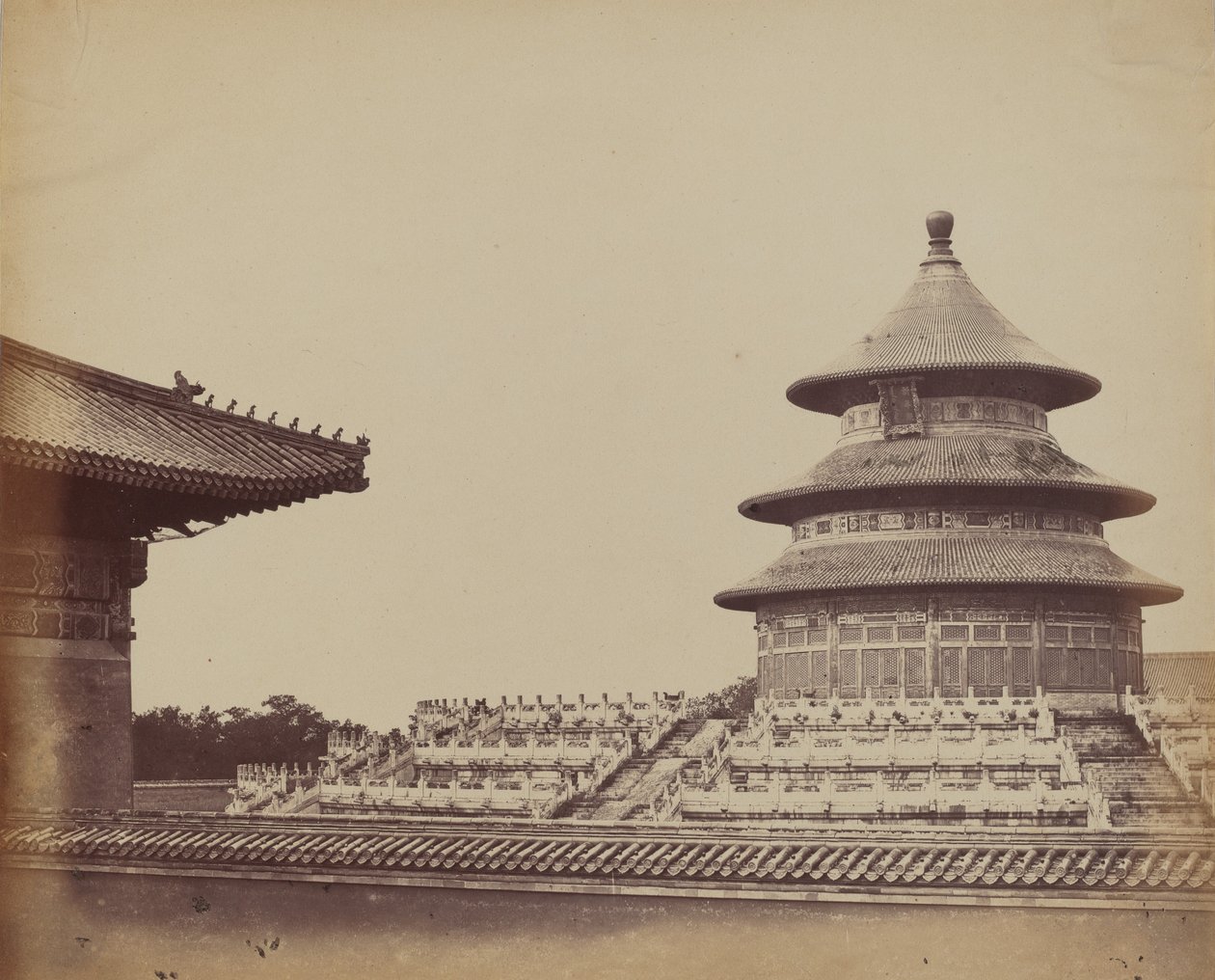 Himlens tempel fra det sted, hvor præsterne bliver brændt, i den kinesiske by... oktober 1860. af Felice Beato