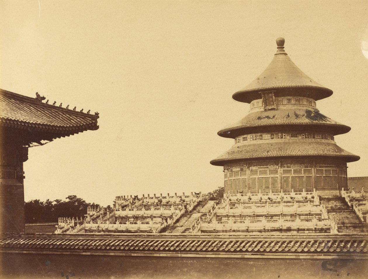 Himlens tempel fra det sted, hvor præsterne bliver brændt i den kinesiske by Pekin. Oktober 1860 af Felice Beato