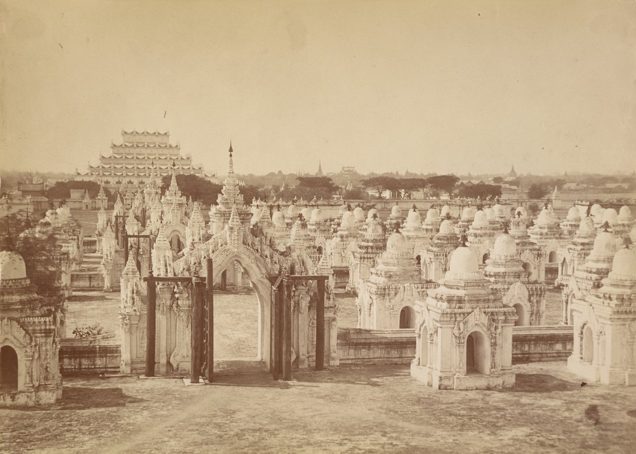 450-pagoden fra den centrale pagode - Mandalay af Felice Beato