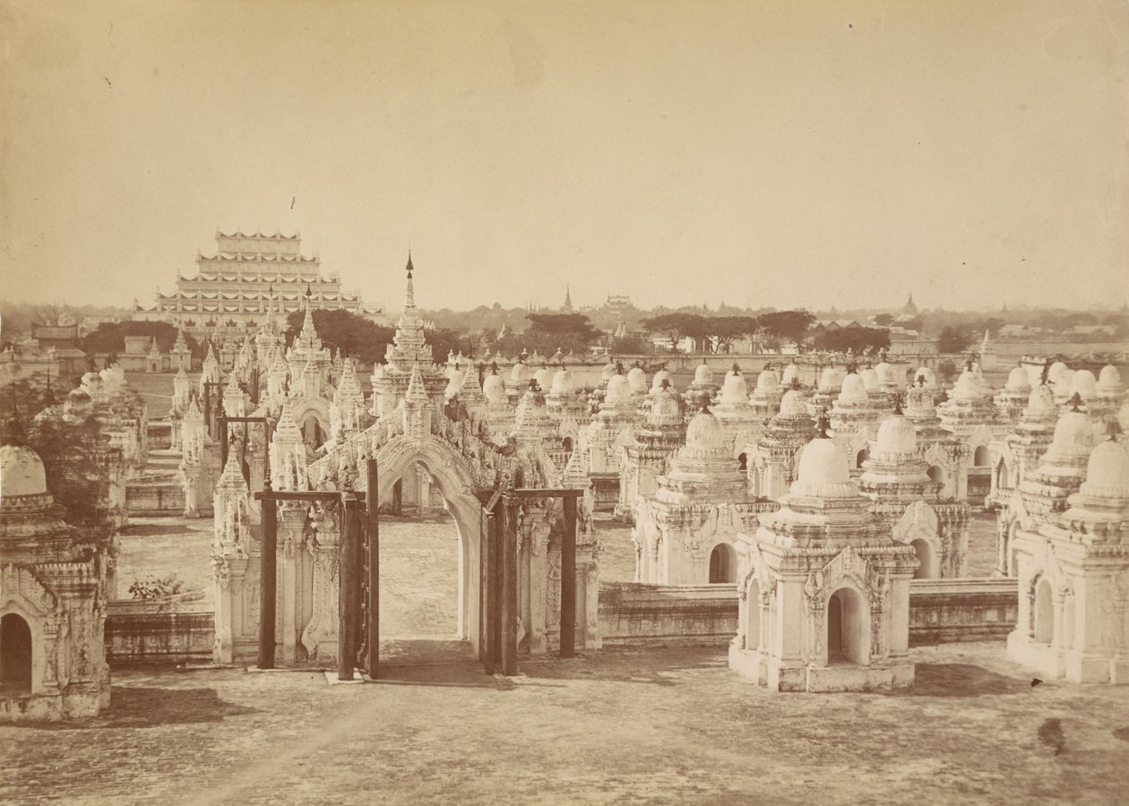 450 pagoden fra den centrale pagode - Mandalay af Felice Beato