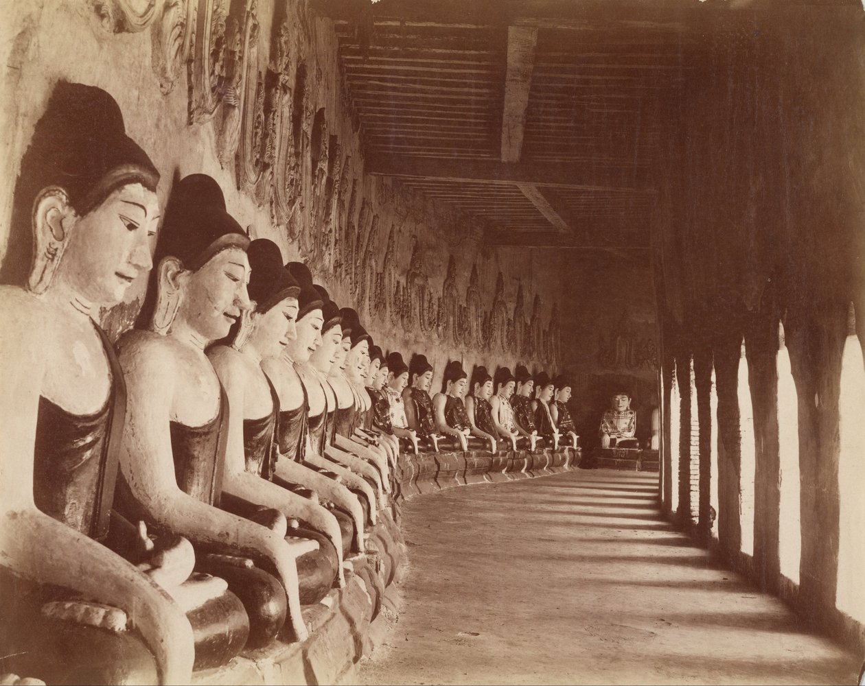 De niogfyrre Gautamas i Sagaing-templet af Felice Beato