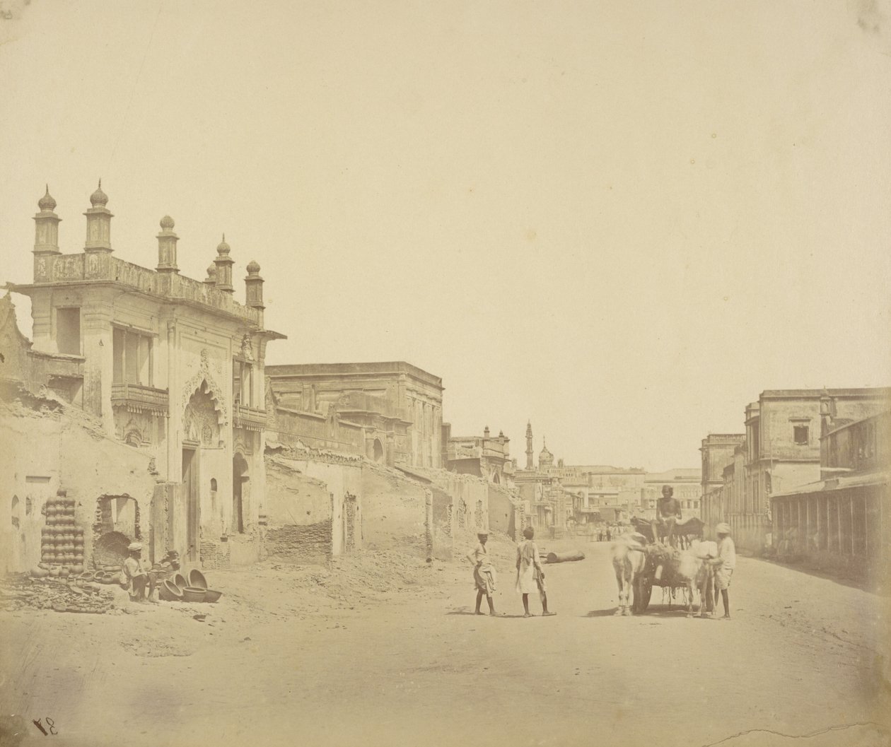 [Vejen, ad hvilken general Henry Havelock gik ind i residensen, Lucknow]. af Felice Beato