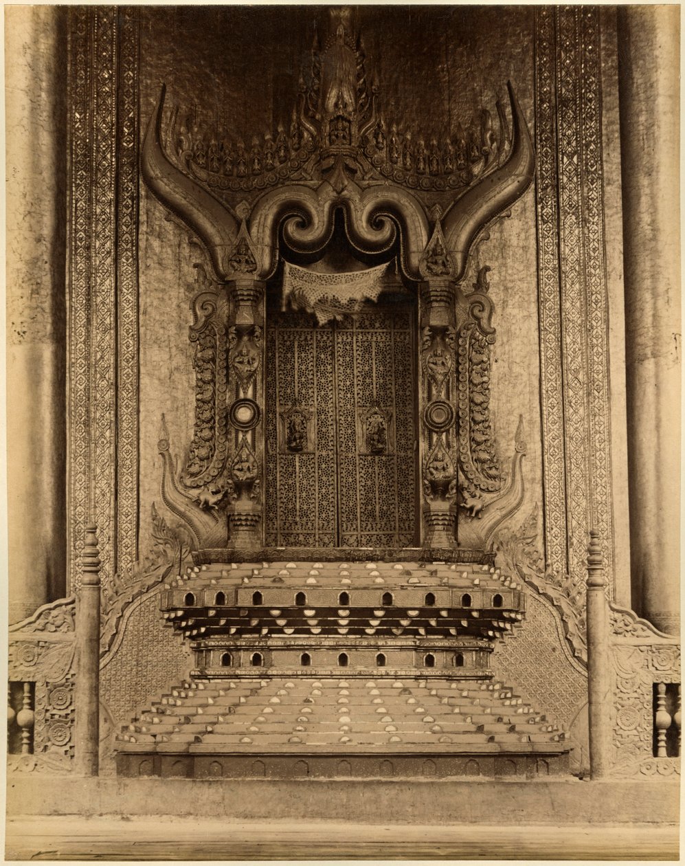 The-ha-thana eller Løvernes trone i Myei-nan eller Main Audience Hall i Mandalay-paladset, Burma, slutningen af det 19. århundrede (albumin-tryk) af Felice Beato