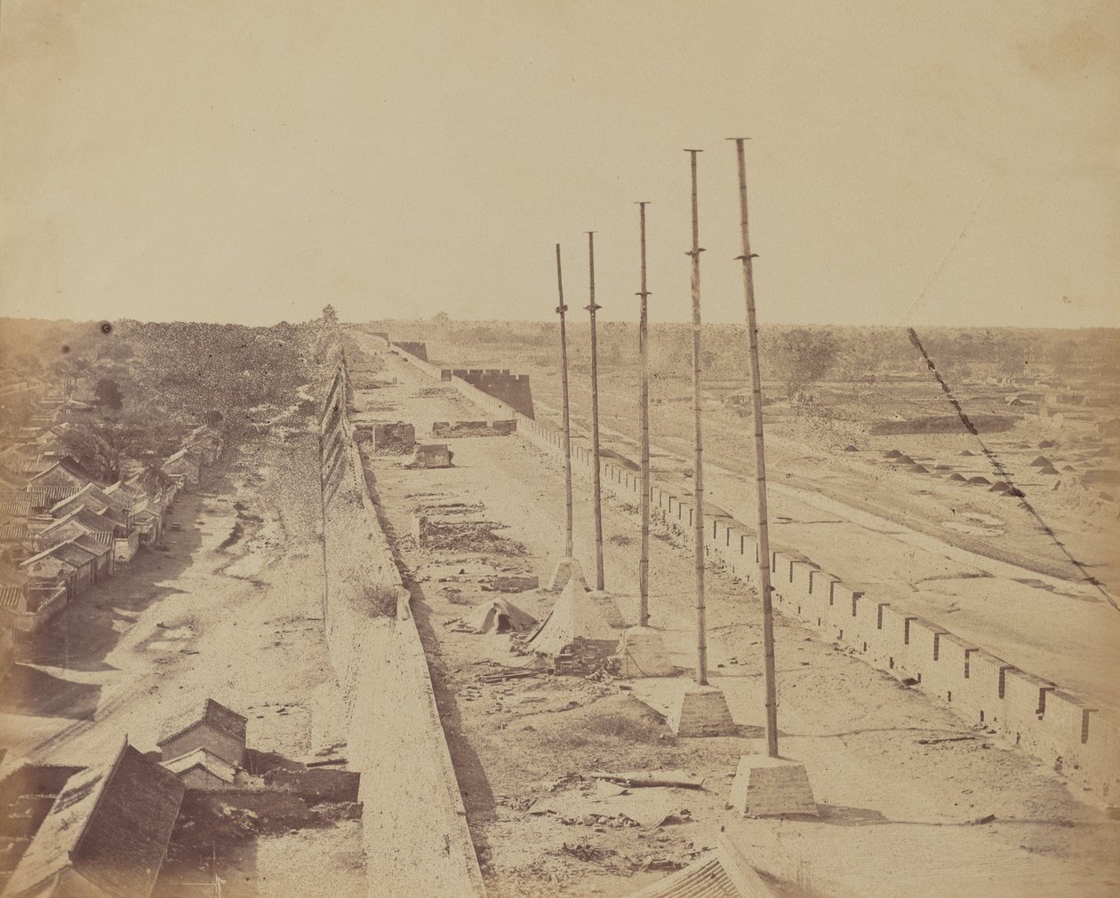 Toppen af muren fra Anting Gate, Pekin, taget i besiddelse af engelske og franske tropper, okt 1860. af Felice Beato
