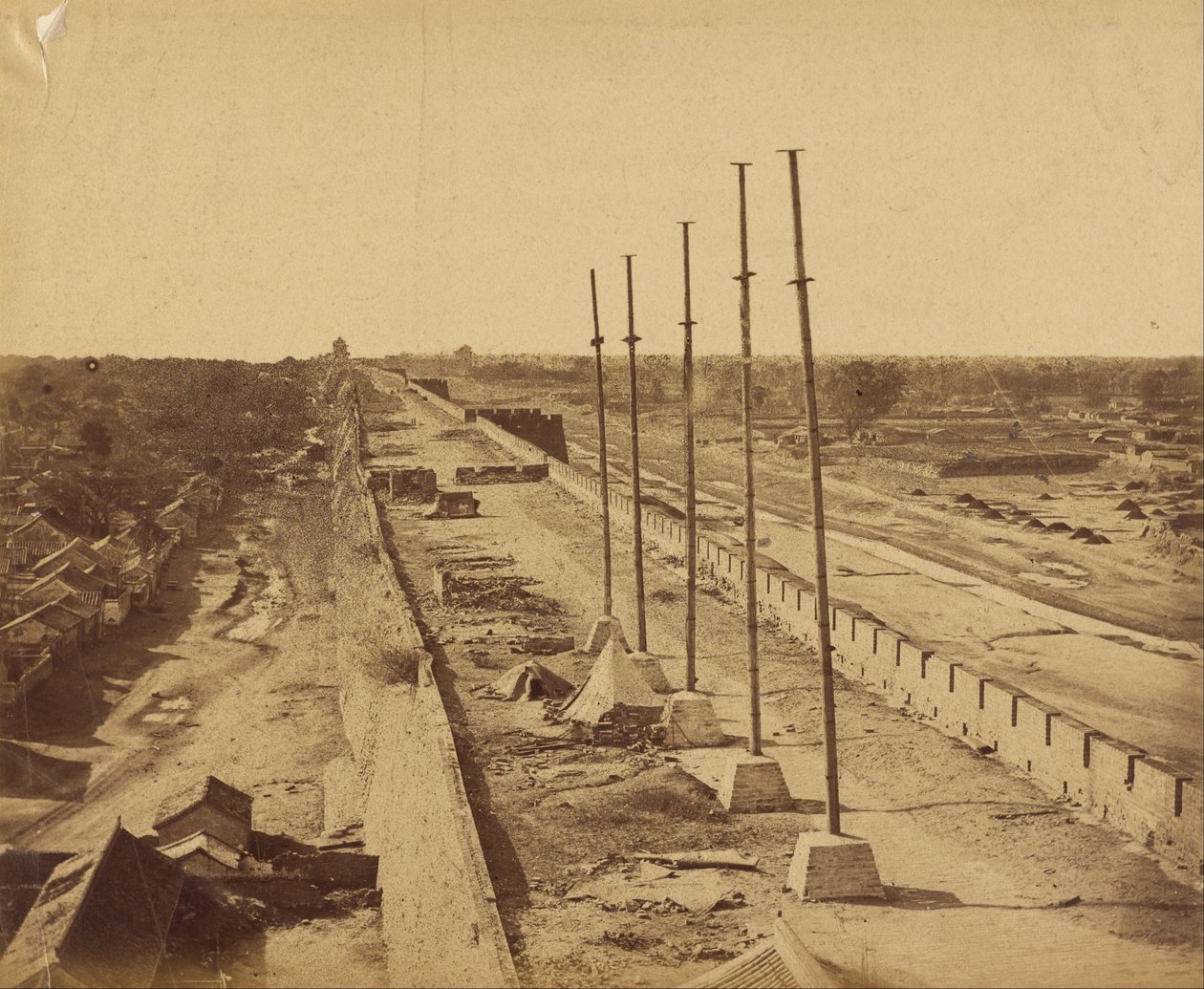 Top of the Wall fra Antin Gate overtaget af britiske og franske tropper, 21. oktober 1860 af Felice Beato