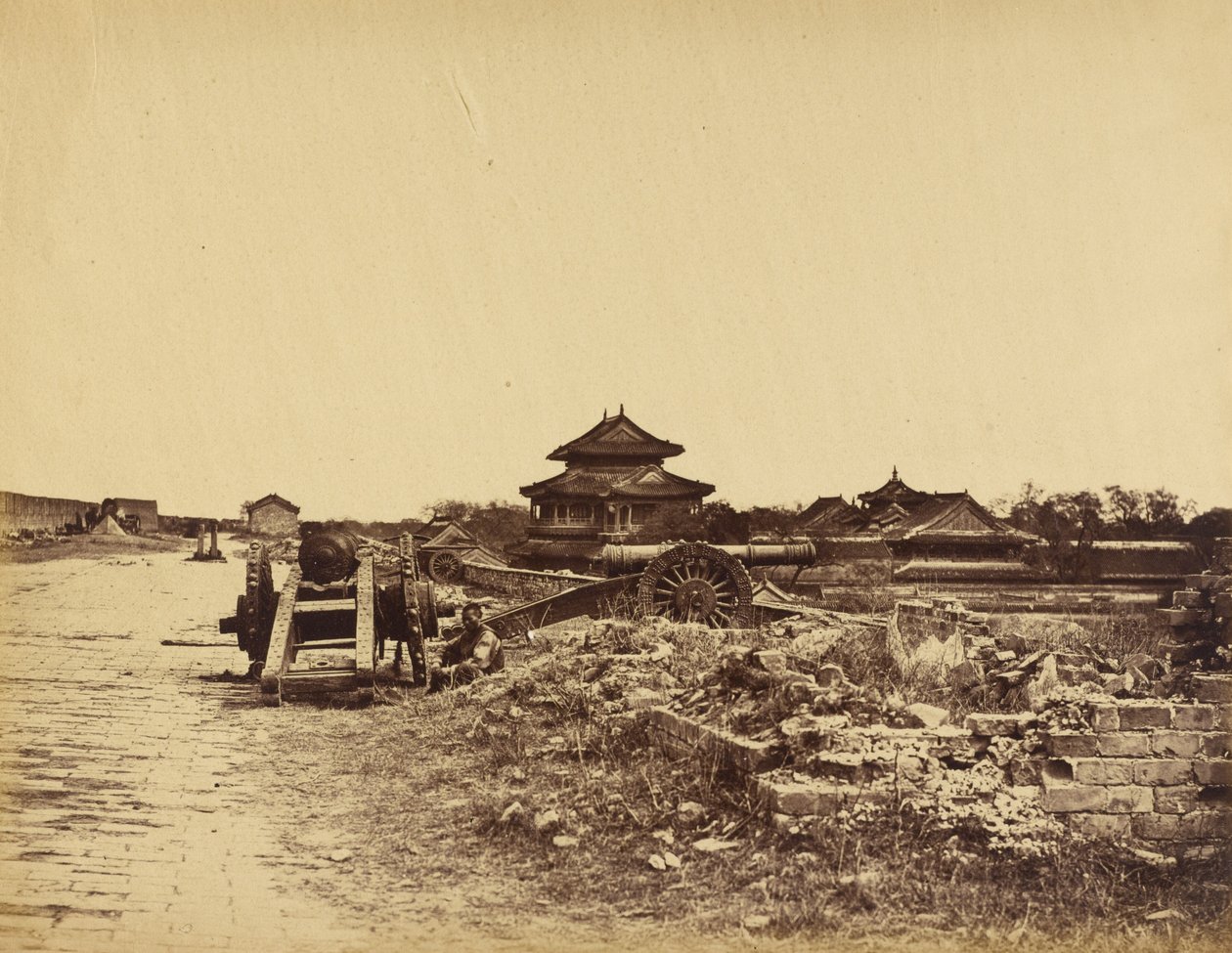 Toppen af Pekins mur viser de kinesiske kanoner rettet mod vores batterier, 14. oktober 1860 af Felice Beato
