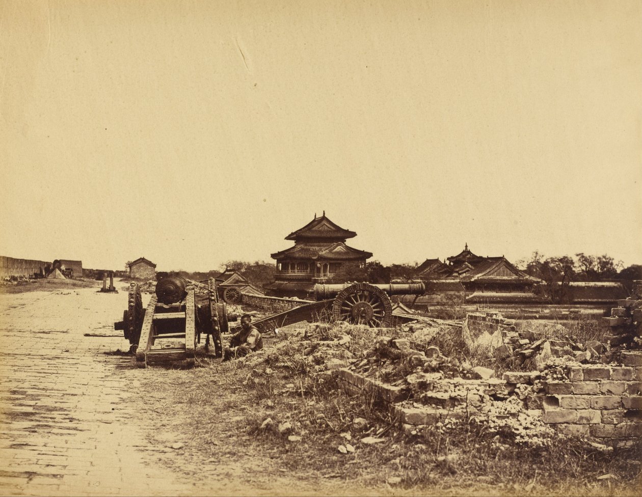 Toppen af muren i Pekin Viser de kinesiske våben rettet mod vores batterier, 14. oktober 1860 af Felice Beato