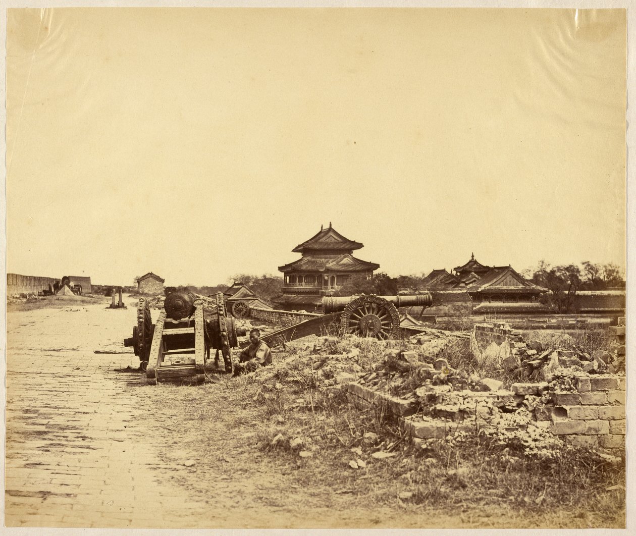 [Toppen af Pekings mur, der blev taget i besiddelse den 14. oktober 1860, viser de kinesiske kanoner rettet mod vores batterier]. af Felice Beato