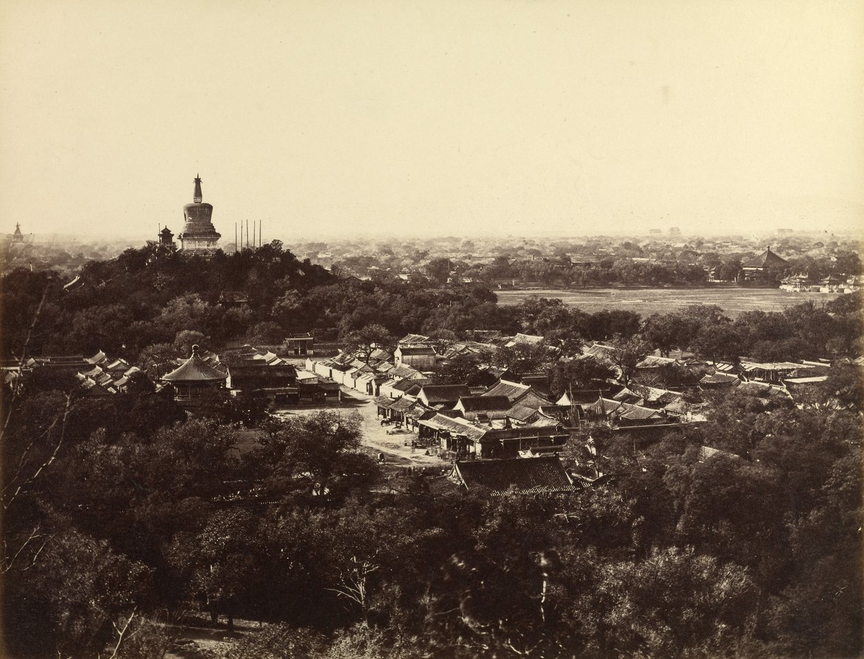 [Udsigt over haverne og det buddhistiske tempel i Peking]. af Felice Beato