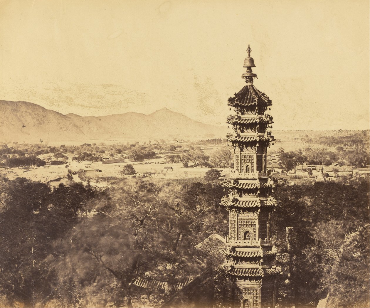Udsigt over sommerpaladset. Yuan Ming Yuan Pagoda. Før brændingen, Pekin, 18. oktober 1860 af Felice Beato