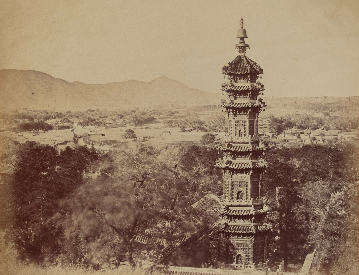 Udsigt over sommerpaladset Yuen Min Yuen, Pekin, viser pagoden..., oktober 1860, 1860. af Felice Beato