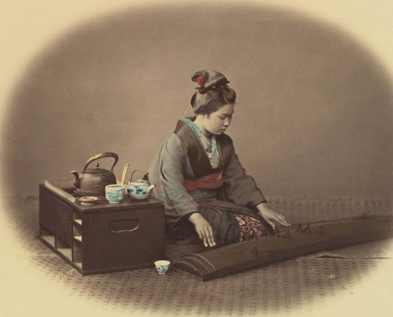 Kvinde med testel, der spiller Koto, ca. 1860. af Felice Beato
