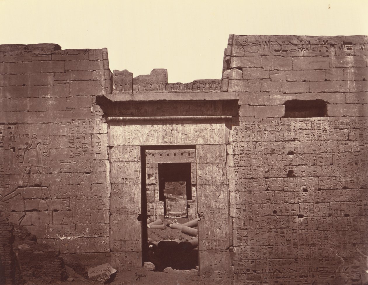 Anden port til det store tempel i Medinet Habu, Theben af Félix Bonfils