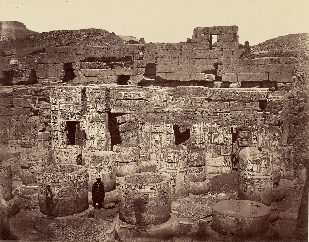 Den tredje gård i det store tempel i Medinet Abu, også kaldet søjlegården. Theben af Félix Bonfils