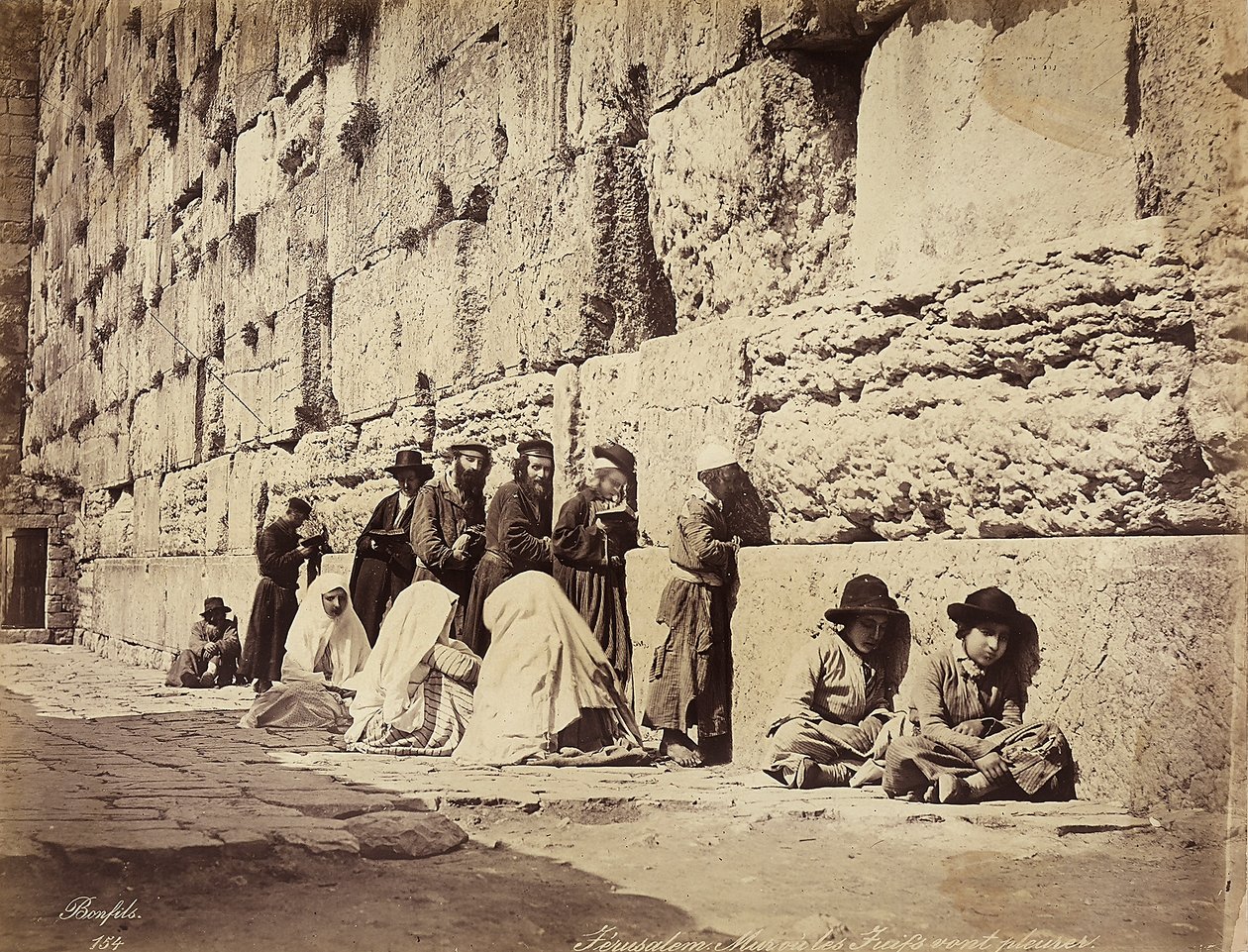 En gruppe israelitter beder ved Grædemuren (eller Vestmuren), Jerusalem af Félix Bonfils