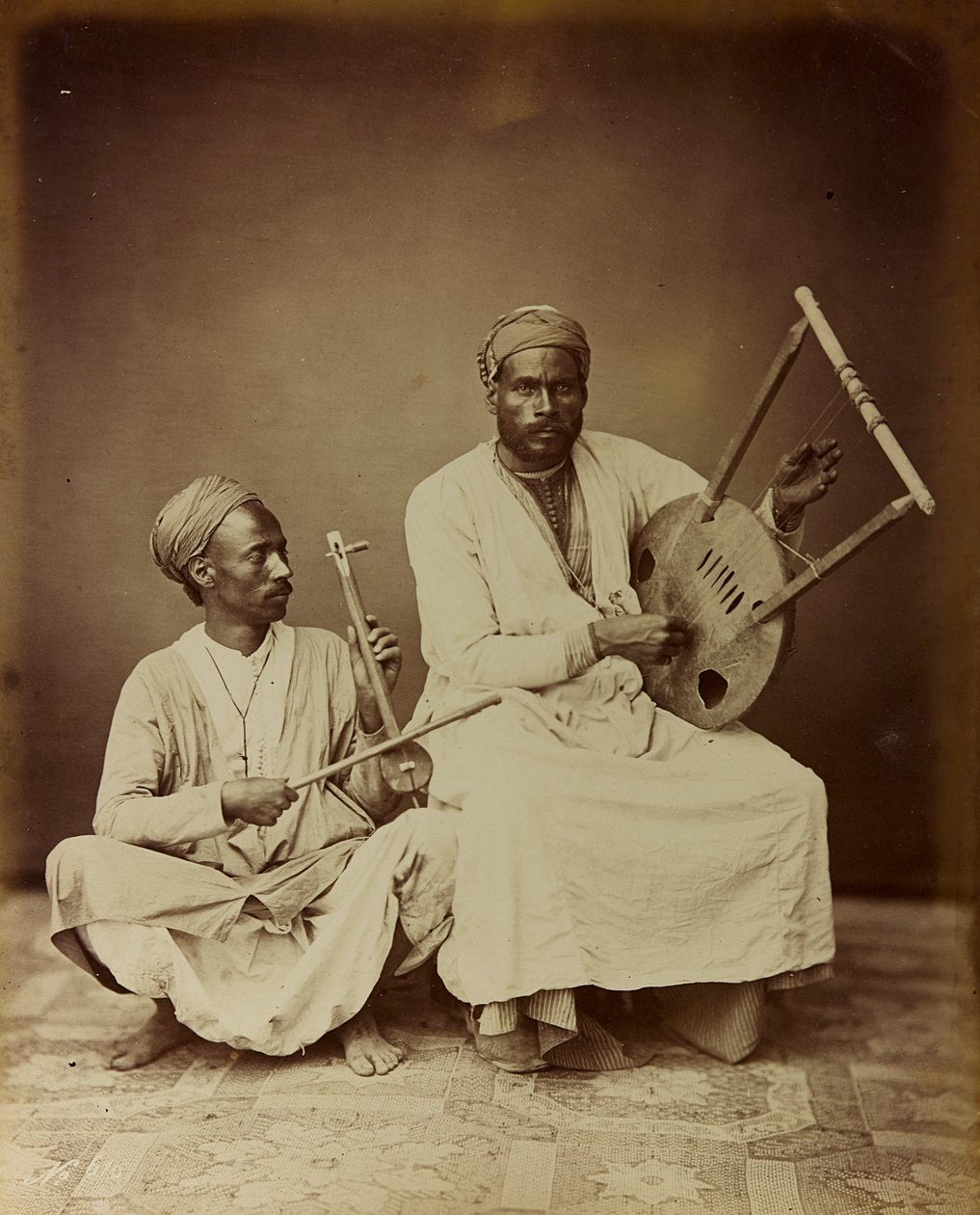 Album " Damas et Baalbek ": Et par syriske musikere fotograferet, mens de spillede på et strengeinstrument af Félix Bonfils