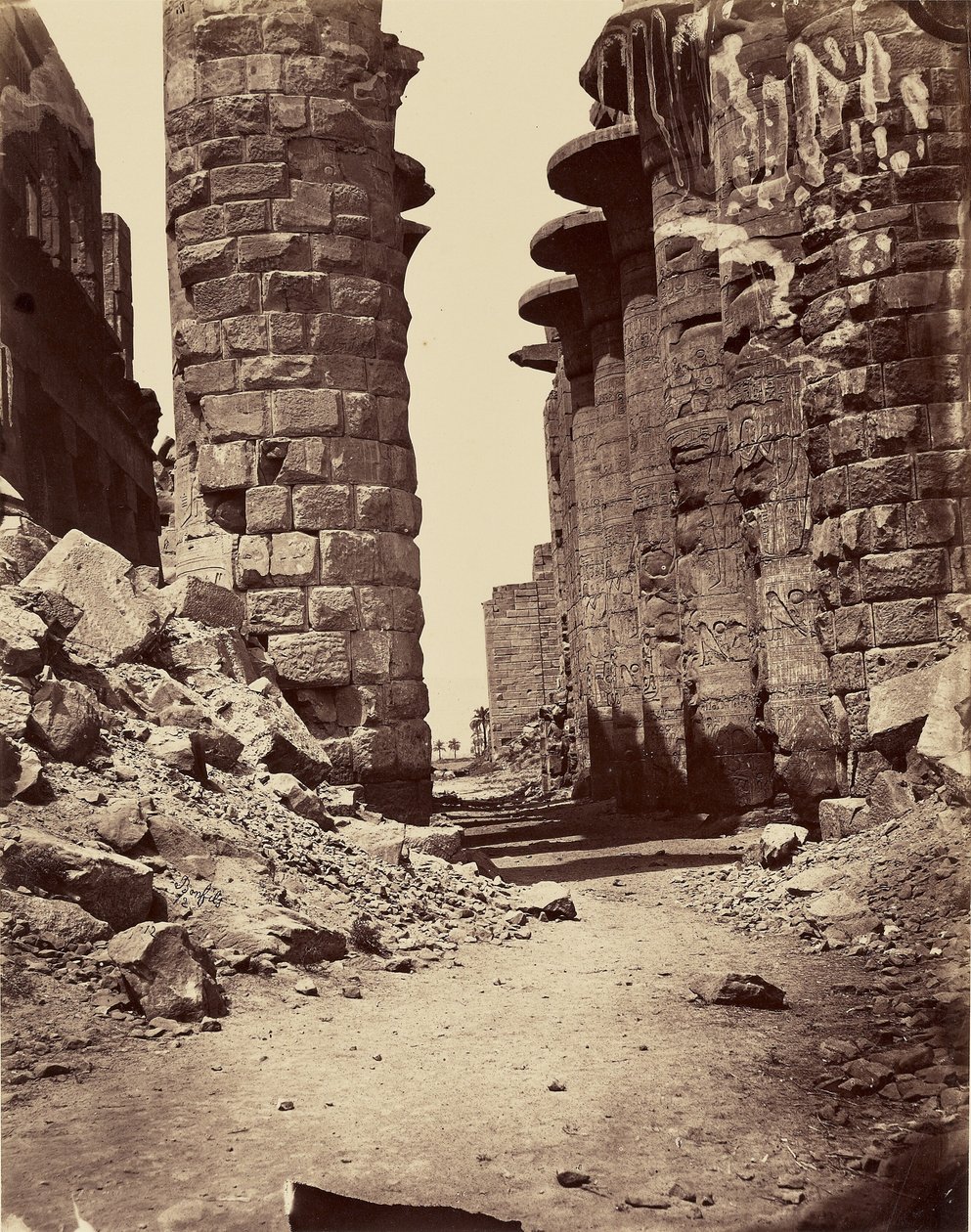 Den centrale allé i hypostylsalen, set fra øst (Karnak) – Theben af Félix Bonfils