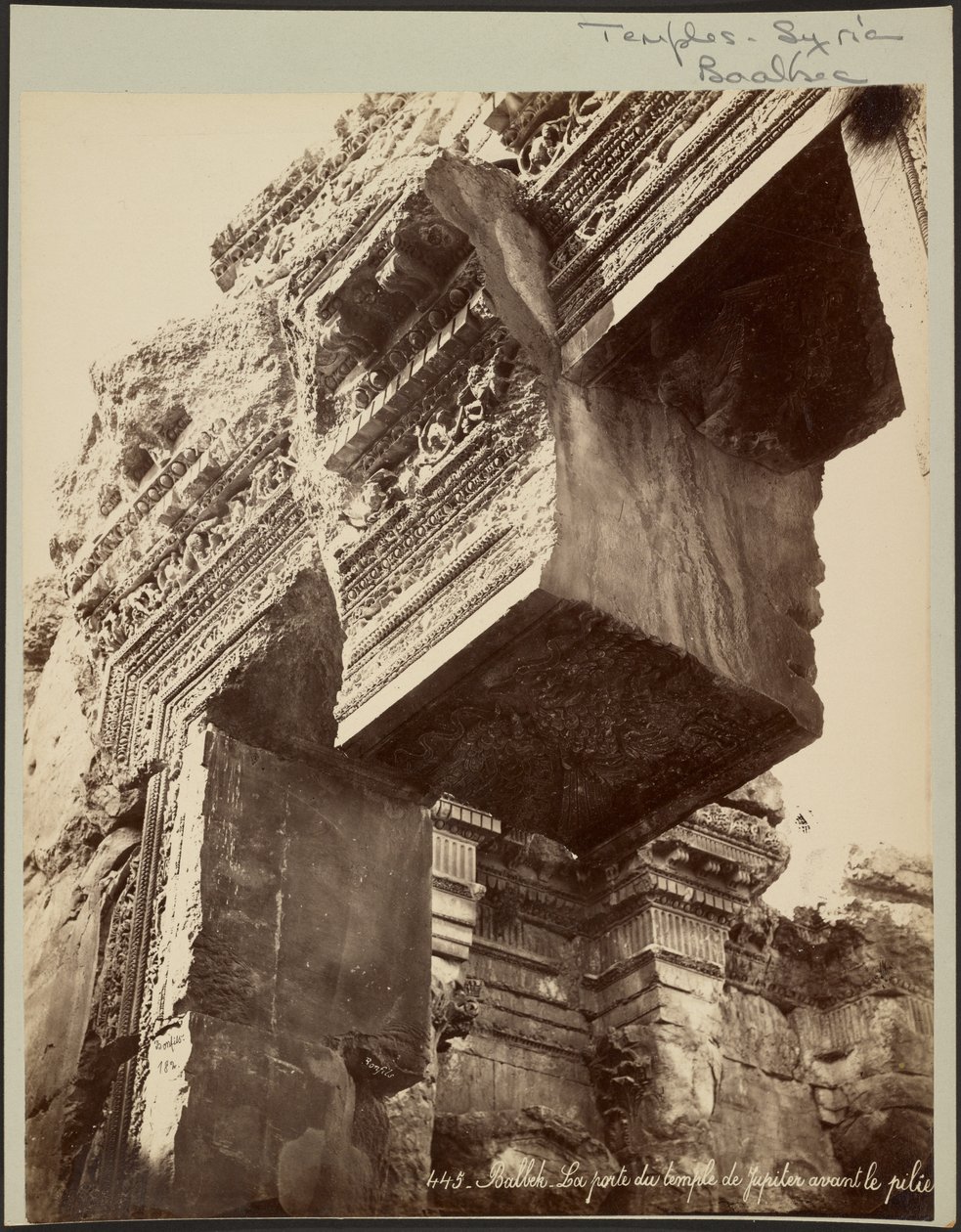 Baalbek, porten til Jupitertemplet foran søjlen af Félix Bonfils