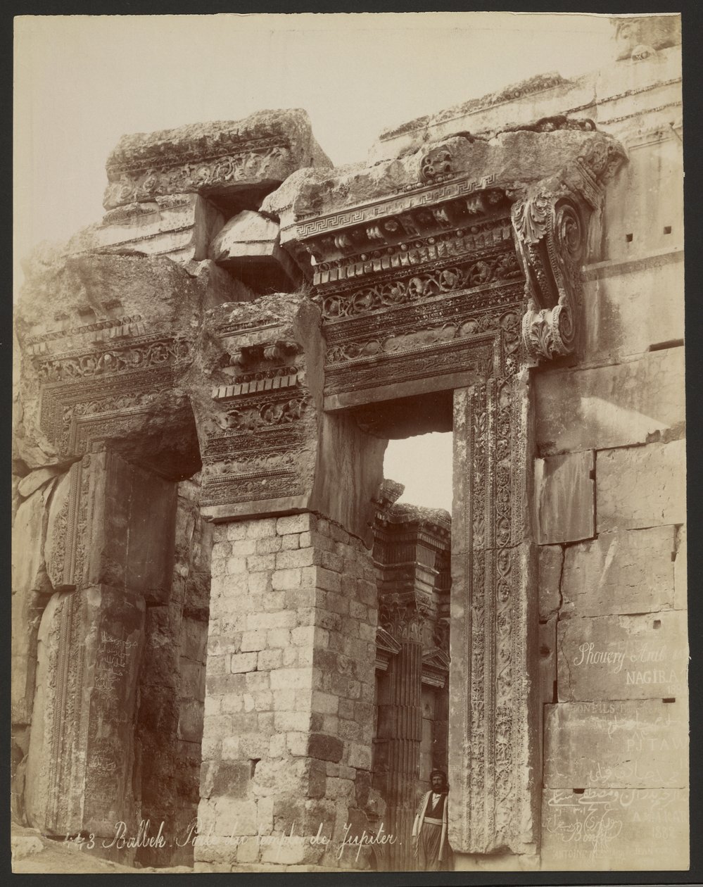 Baalbek, porten til Jupiters tempel af Félix Bonfils