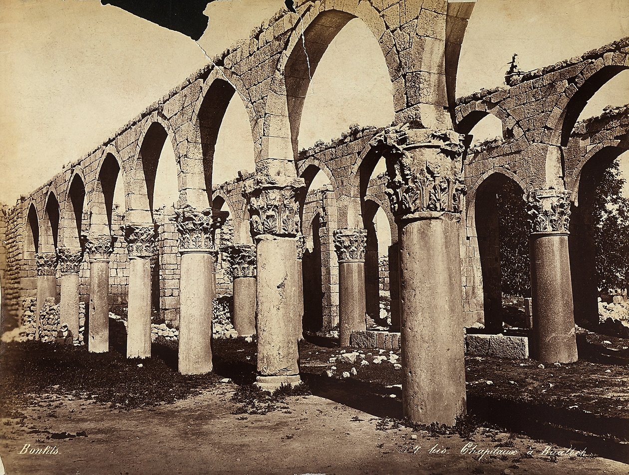 Søjler og buer i den arkæologiske zone i Heliopolis eller Baalbek, Libanon af Félix Bonfils