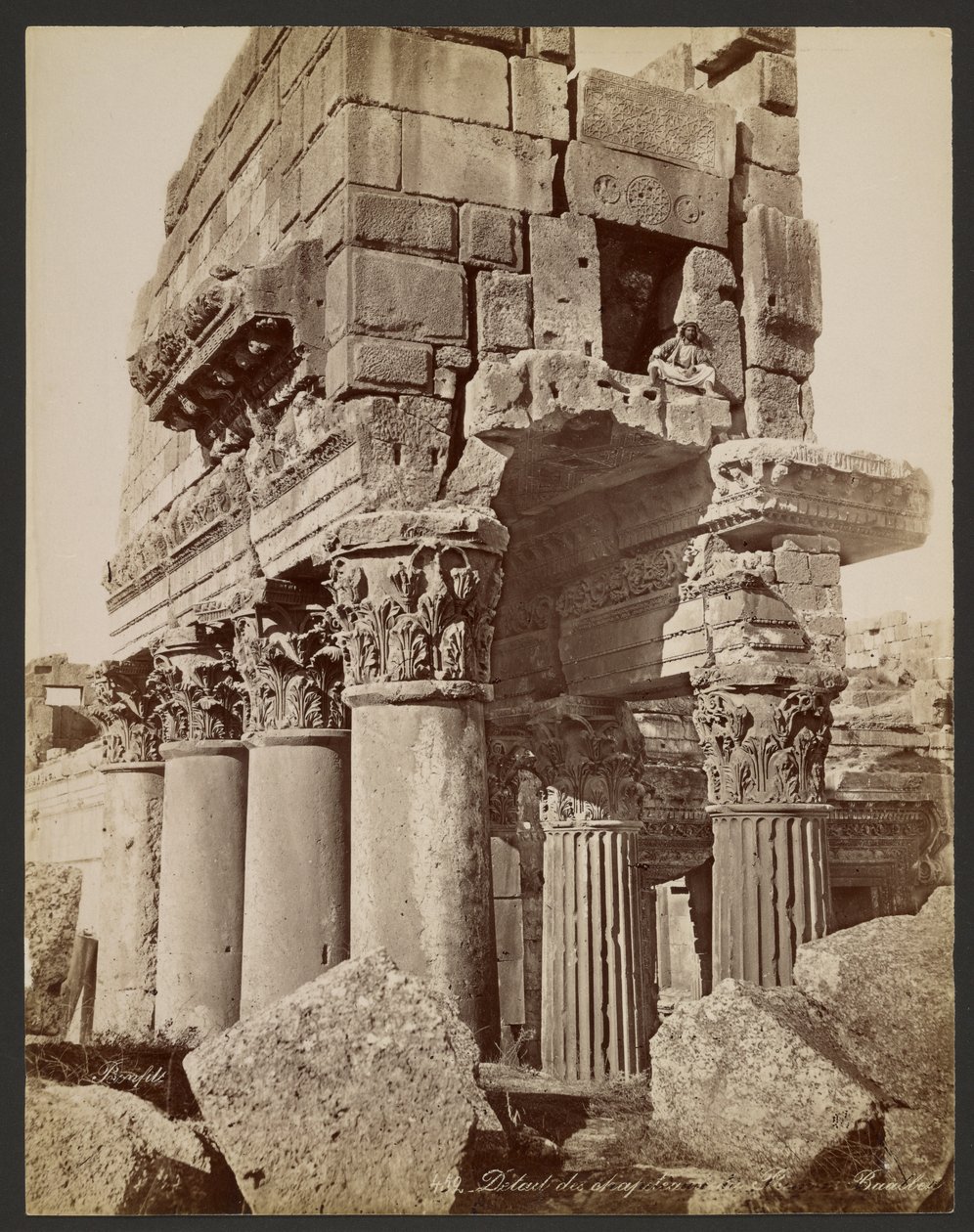 Detalje af kapitælerne i pronaos i Baalbek af Félix Bonfils