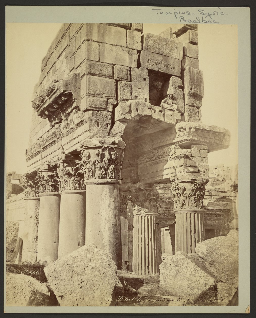 Detalje af kapitælerne i pronaos ved Baalbek af Félix Bonfils