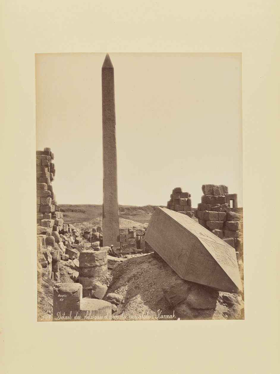 Detalje af obeliskerne og karyatidernes gård - Karnak af Félix Bonfils