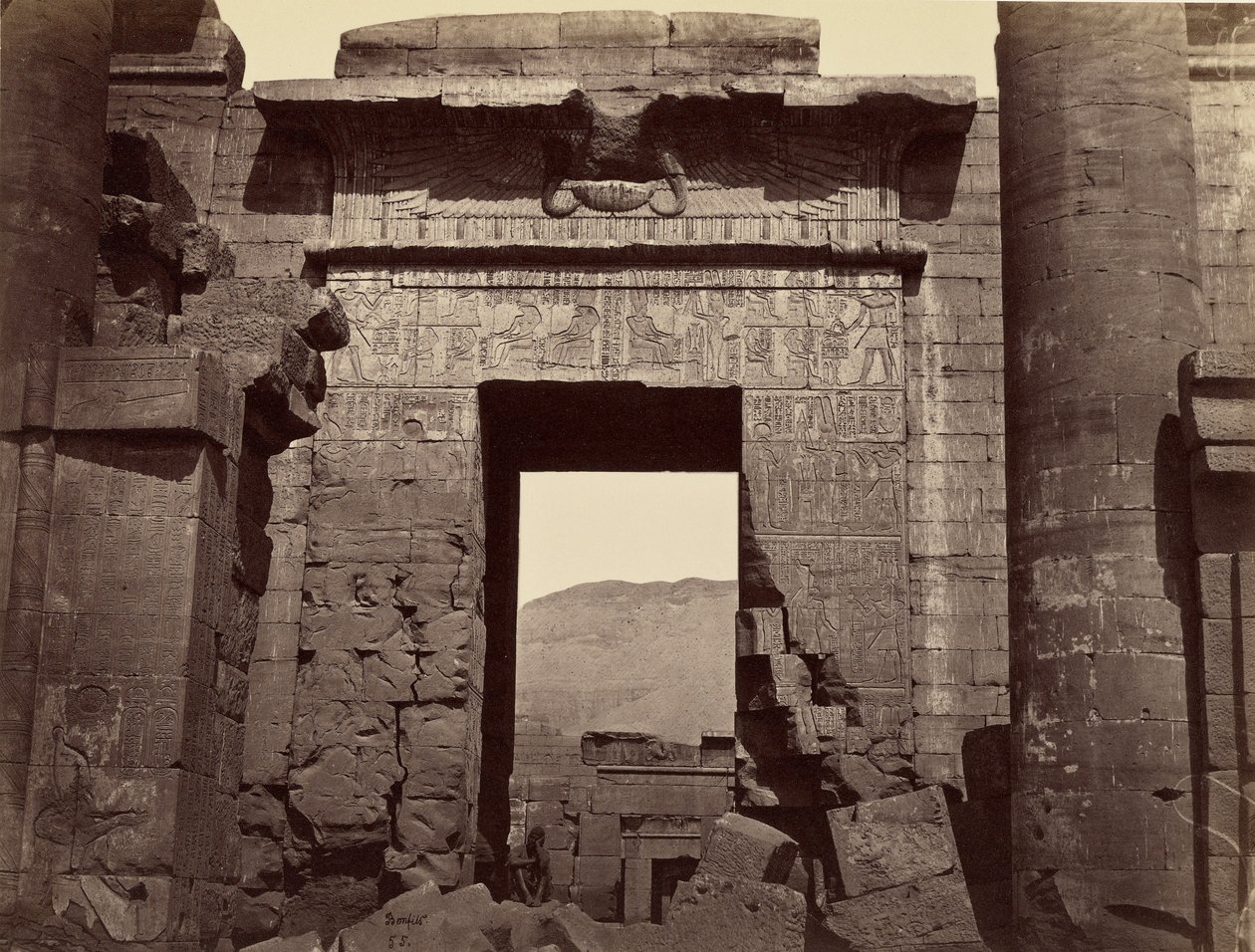 Detaljer af indgangsporten til templet, Medinet Habu af Félix Bonfils